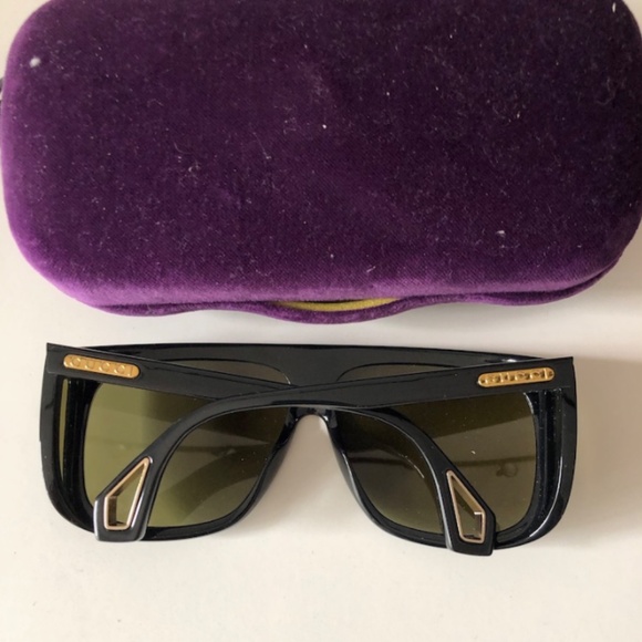 GUCCI 62mm Shield Sunglasses in black - Picture 3 of 12